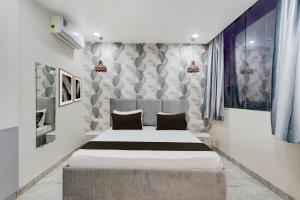 a bedroom with a large bed in a room at Townhouse DSIDC Bawana Formerly Kanhaiya Residency in Bawāna