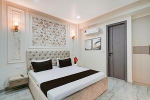 a bedroom with a large bed in a room at Townhouse DSIDC Bawana Formerly Kanhaiya Residency in Bawāna +24 photos