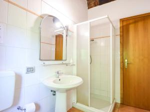 Vannituba majutusasutuses Tuscan Apartment with Pool - Garden and Lake