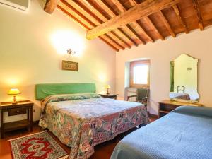 Voodi või voodid majutusasutuse Tuscan Apartment with Pool - Garden and Lake toas