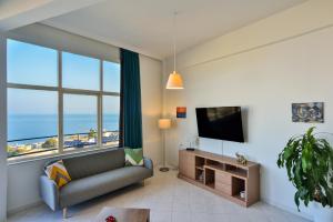 Μια τηλεόραση ή/και κέντρο ψυχαγωγίας στο Loucerna Suites Chania