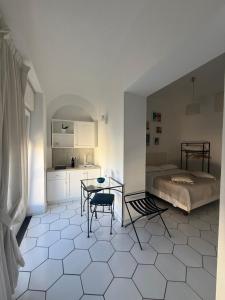 Un dormitorio con una cama y una mesa y sillas. en Elisa Suites, en Capri