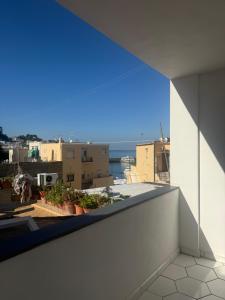 Una vista del océano desde el balcón de un edificio. en Elisa Suites, en Capri