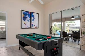 ein Wohnzimmer mit einem Billardtisch darin in der Unterkunft Flip & Flops - Amazing location with Boating Acces in Matlacha