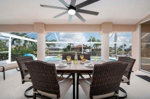 einen Esstisch mit Stühlen und einen Deckenventilator in der Unterkunft Flip & Flops - Amazing location with Boating Acces in Matlacha