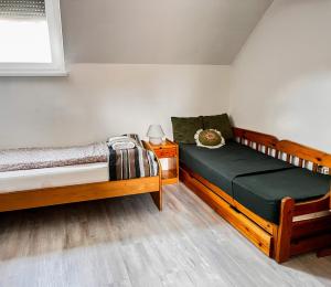 Ένα ή περισσότερα κρεβάτια σε δωμάτιο στο Izabell Vendégház