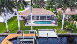 eine Luftaufnahme eines Hauses mit Swimmingpool in der Unterkunft Flip & Flops - Amazing location with Boating Acces in Matlacha