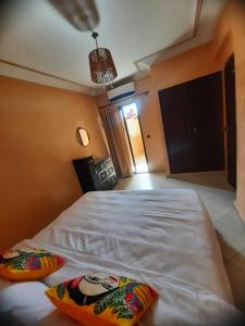 Postel nebo postele na pokoji v ubytování Stylish 2BR apartment by Marjane- 20 min to grand stadium