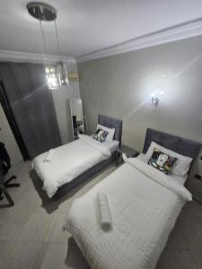 Postel nebo postele na pokoji v ubytování Stylish 2BR apartment by Marjane- 20 min to grand stadium