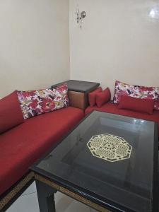 Posezení v ubytování Stylish 2BR apartment by Marjane- 20 min to grand stadium