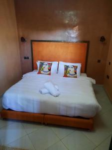 Postel nebo postele na pokoji v ubytování Stylish 2BR apartment by Marjane- 20 min to grand stadium