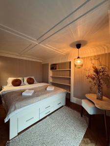 Ένα ή περισσότερα κρεβάτια σε δωμάτιο στο Gemütliche Ferienwohnung mit Seeblick in Brienz +18 φωτογραφίες