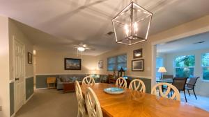 ジキル島にあるIsland Escapeのテーブルと椅子のあるダイニングルームとリビングルーム