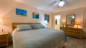 ジキル島にあるIsland Escapeのベッドルーム1室(ベッド1台、ドレッサー2台、鏡付)