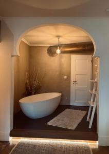 Ένα μπάνιο στο Gemütliche Ferienwohnung mit Seeblick in Brienz