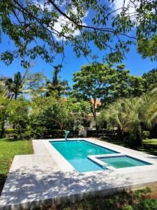 Bazén v ubytování Chácara Rosa Cortiana nebo v jeho okolí