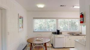 Køkken eller tekøkken på Atlantic Breeze #6 + 8 billeder