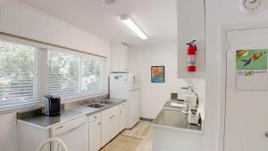 Køkken eller tekøkken på Atlantic Breeze #6