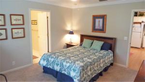 En eller flere senge i et værelse på Guiding Light Unit C