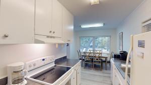 Køkken eller tekøkken på Atlantic Breeze #8