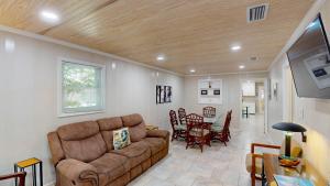 TV a/nebo společenská místnost v ubytování Beachy Sisters B