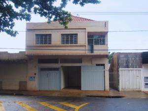 une maison avec deux portes de garage devant elle dans l'établissement Apartamento Acolhedor, à Uberaba