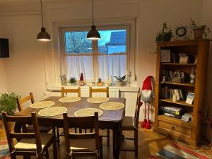 Thư viện trong nhà khách