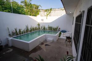 a bath tub in the courtyard of a house at Casa Rubí comfortable and with a private pool in Zihuatanejo