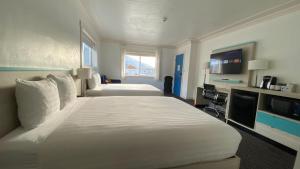 Postel nebo postele na pokoji v ubytování Revelstoke Lodge