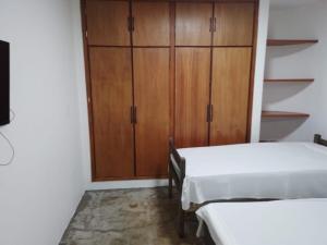 Ένα ή περισσότερα κρεβάτια σε δωμάτιο στο Kit net no centro