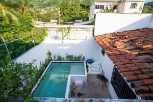 an overhead view of a swimming pool on a house at Casa Rubí comfortable and with a private pool in Zihuatanejo