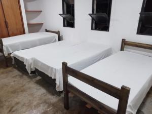 Ένα ή περισσότερα κρεβάτια σε δωμάτιο στο Kit net no centro