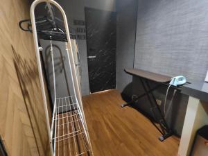 une échelle à côté d'un bureau dans une pièce dans l'établissement SECRET STUDIO On Factory, à George Town 63 autres photos