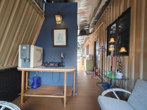 une chambre avec une table et un ordinateur dans l'établissement SECRET STUDIO On Factory, à George Town