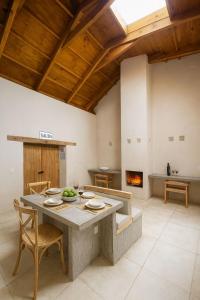 eine Küche mit Tisch und Stühlen und einem Kamin in der Unterkunft Jungla Hotel Boutique in San Cristóbal de las Casas + 28 Fotos