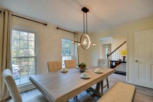 Χώρος καθιστικού στο Fully Updated! Suburb Stay Near Sugarloaf Mills