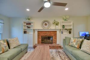 Χώρος καθιστικού στο Fully Updated! Suburb Stay Near Sugarloaf Mills