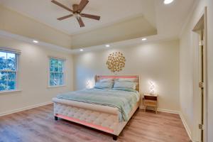 Ένα ή περισσότερα κρεβάτια σε δωμάτιο στο Fully Updated! Suburb Stay Near Sugarloaf Mills