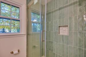 Ένα μπάνιο στο Fully Updated! Suburb Stay Near Sugarloaf Mills +25 φωτογραφίες