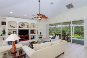 ein Wohnzimmer mit weißen Möbeln und einem großen Fenster in der Unterkunft Key-Wester- Pool & Jacuzzi gated Community in Bonita Springs