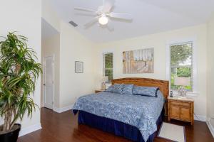 ein Schlafzimmer mit einem Bett und einem Deckenventilator in der Unterkunft Key-Wester- Pool & Jacuzzi gated Community in Bonita Springs + 15 Fotos
