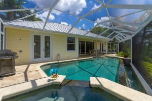 ein Swimmingpool vor einem Haus in der Unterkunft Key-Wester- Pool & Jacuzzi gated Community in Bonita Springs