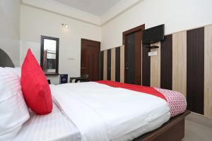 En eller flere senge i et værelse på Hotel O by OYO Shiva Palace + 13 billeder