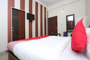 En eller flere senge i et værelse på Hotel O by OYO Shiva Palace