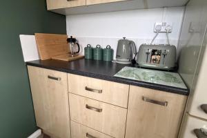 Η κουζίνα ή μικρή κουζίνα στο Meriden Apartment Retreat - Sleeps 7 - Near Nec