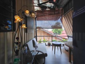 un salon avec un canapé et une table dans l'établissement SECRET STUDIO On Factory, à George Town