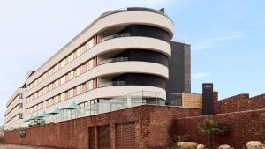 un grand bâtiment avec un bâtiment rond dans l'établissement Hotel Indigo Torquay, By IHG, à Torquay 45 autres photos