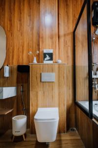 um banheiro com vaso sanitário e pia em cithara villa em Kejajar