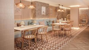 a restaurant with tables and chairs in a room at Hotel Indigo Torquay, By IHG in Torquay