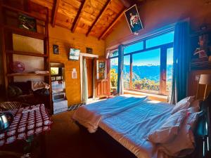 Postel nebo postele na pokoji v ubytování Neer Stays Munsyari